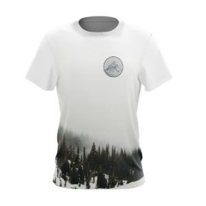 Przód białej koszulki termoaktywnej w góry, z nadrukiem lasu i mgły.